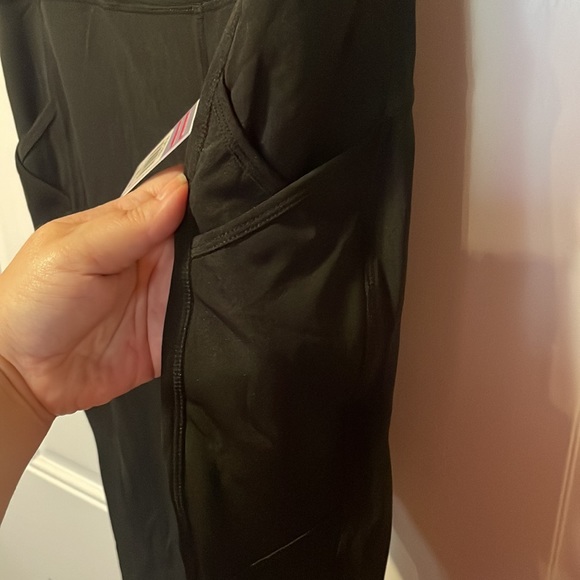 *SOLD* Pop Fit Leggings - Picture 3 of 5